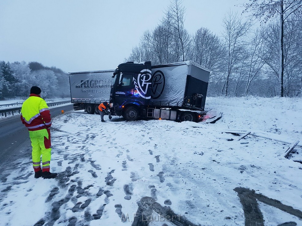 LKW rutscht in Boeschung Bergneustadt Pa P03.jpg